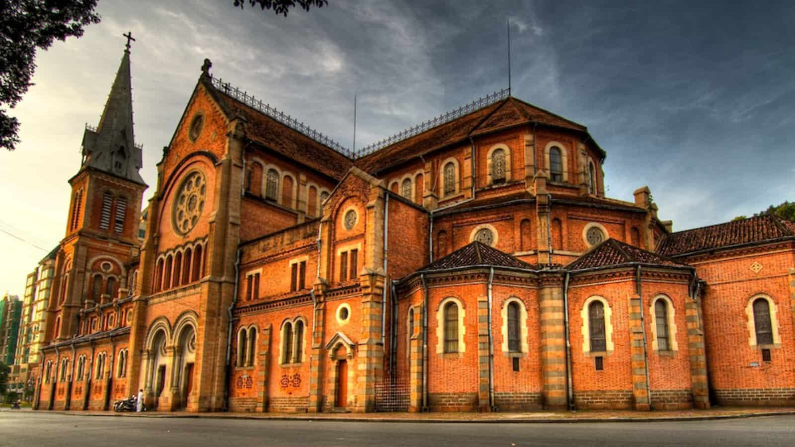 Khách sạn gần Nhà thờ Đức Bà - Nét đẹp kiến trúc Pháp giữa lòng Sài Gòn